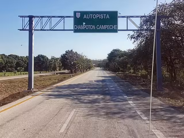 El proyecto incluye la construcción de tres entronques a desnivel que son el “Ak-bal”, el “Champotón II” y el último es el de “Moquel”