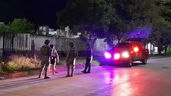 El agresor tiene una denuncia en su contra por violencia doméstica El agresor tiene una denuncia en su contra por violencia doméstica