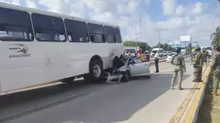 Sobreviven de milagro: Madre e hijo quedan prensados tras chocar contra un camión de transporte público en Cancún