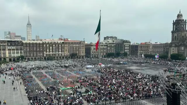 El Zócalo de la CDMX se comenzó a llenar desde las primeras horas, co n simpatizantes que llegan a escuchar el último informe de AMLO