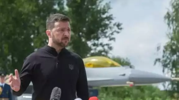 Volodimir Zelensky presentó los primeros cazas F-16 enviados por sus aliados de Occidente