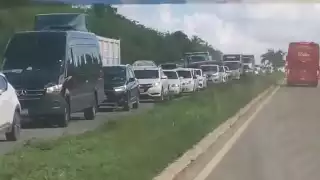 Gran tráfico se generó por pavimentación en la carretera federal que conecta Chetumal con Bacalar.