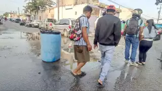 Por el desbordamiento de desechos líquidos en la calle 133 Norte, esquina con 18, habitantes afrontan pérdidas económicas