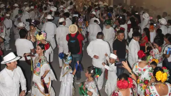 La noche fue inaugurada con las vibrantes notas de las orquestas jaraneras de Arturo González y Miguel Collí, dos pilares de la música regional La noche fue inaugurada con las vibrantes notas de las orquestas jaraneras de Arturo González y Miguel Collí, dos pilares de la música regional