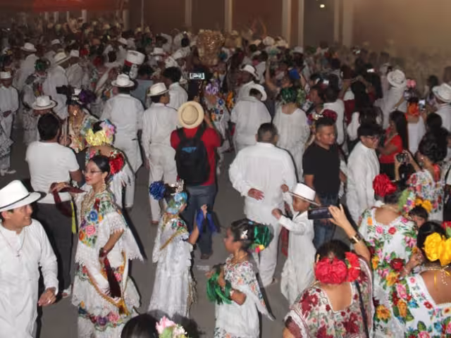 La noche fue inaugurada con las vibrantes notas de las orquestas jaraneras de Arturo González y Miguel Collí, dos pilares de la música regional