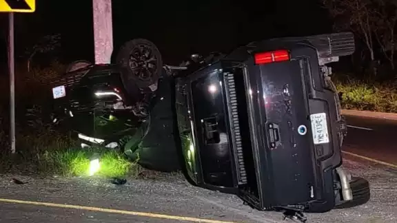 Las dos camionetas impactaron de forma violenta y quedaron dañadas. Las dos camionetas impactaron de forma violenta y quedaron dañadas.