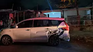 Conductor vuelca con su auto en Cancún debido a su falta de precaución 
