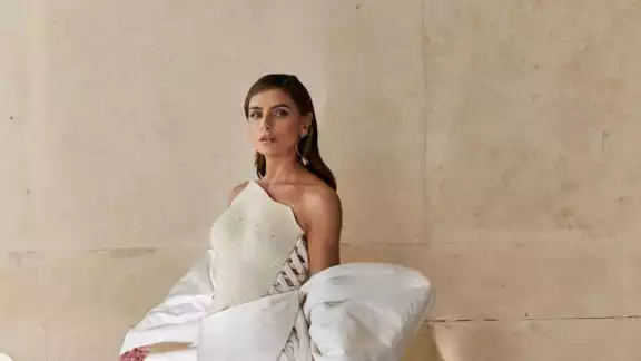 Esto vale el vestido que usó Aislinn Derbez en los Premios Platino y que es tendencia Esto vale el vestido que usó Aislinn Derbez en los Premios Platino y que es tendencia
