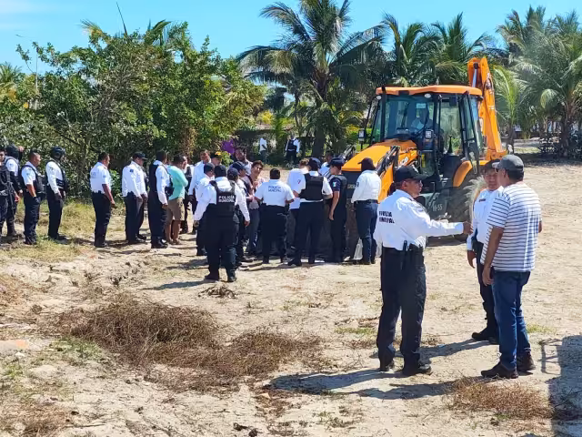 Tras dos horas de confrontación, la familia abandonó el lugar