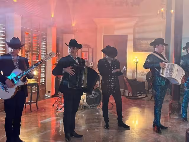 Los Alegres del Barranco revelan el nombre de quién decidió poner las imágenes del El Mencho en su presentación