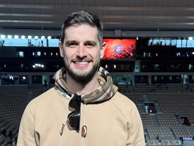 Adrián Marcelo muestra su apoyo a los migrantes en Los Ángeles, tras la ola de protestas