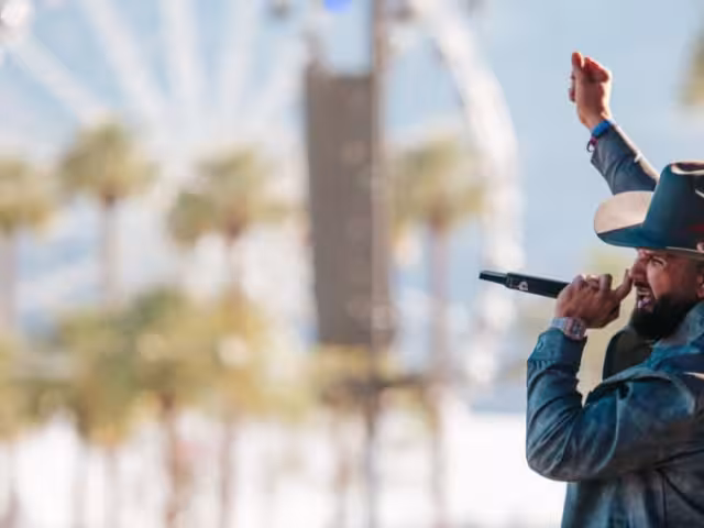 Carin León anunció la rifa de un auto para celebrar la Navidad