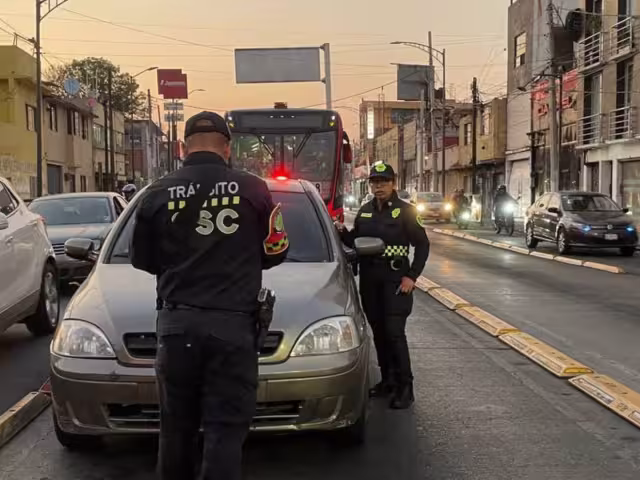 ¿Qué portaplacas SÍ está permitido en la CDMX y puedes circular sin ser multado?