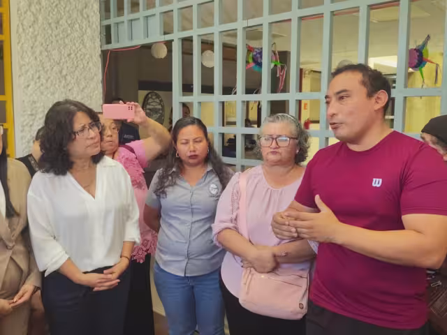 Ante la falta de respuesta de la UNACAR, jubilados irrumpieron en la rectoría por pagos atrasados