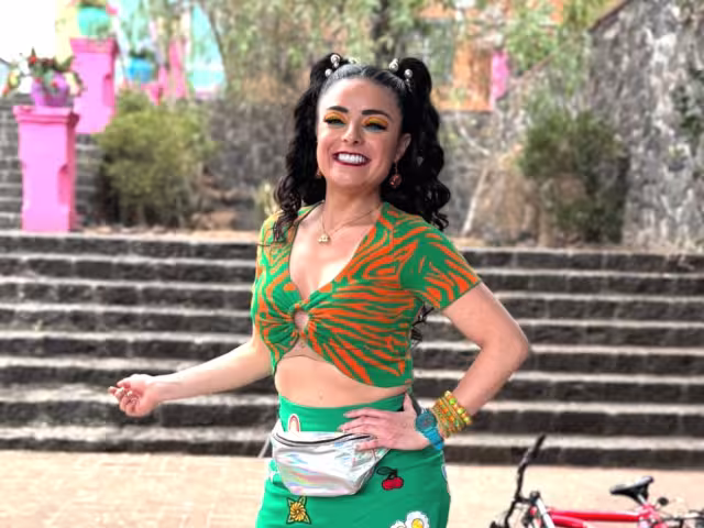 ¿Violeta Isfel cobra por tomarse fotos con sus fans?