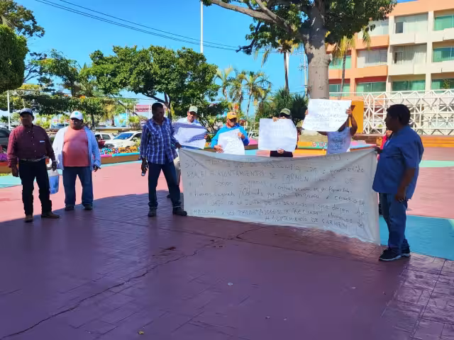 Los manifestantes exigen el pago de liquidación, quinquenios y otros bonos pendientes