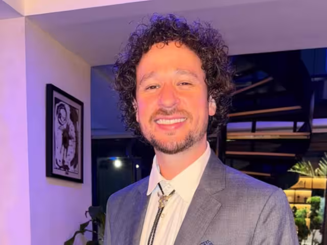 Luisito Comunica causa polémica al calificar la marcha contra la gentrificación como “robo disfrazado”