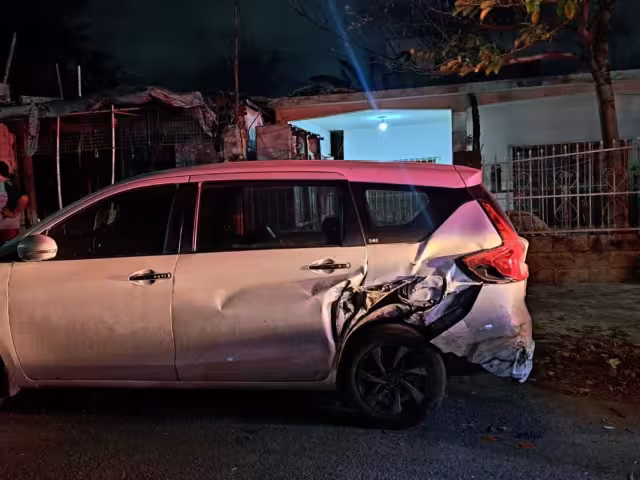 Conductor vuelca con su auto en Cancún debido a su falta de precaución