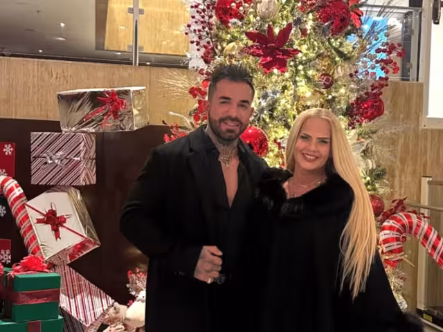 Novio de Niurka Marcos es captado rayando un auto y lo señalan de vandalismo