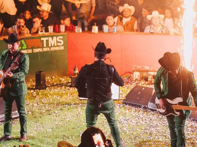 Los Alegres del Barranco minimizan los comentarios en su contra por poner imágenes de ‘El Mencho’ en su presentación