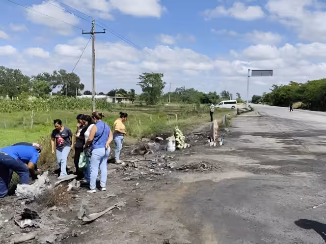 Familiares de las víctimas del accidente en la carretera Escárcega-Villahermosa exigen respeto a la memoria de los fallecidos