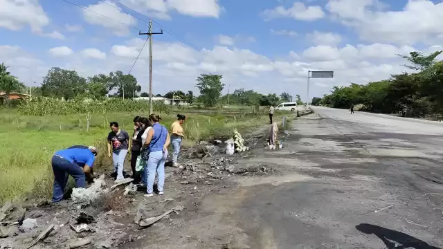 Familiares de las víctimas del accidente en la carretera Escárcega-Villahermosa exigen respeto a la memoria de los fallecidos