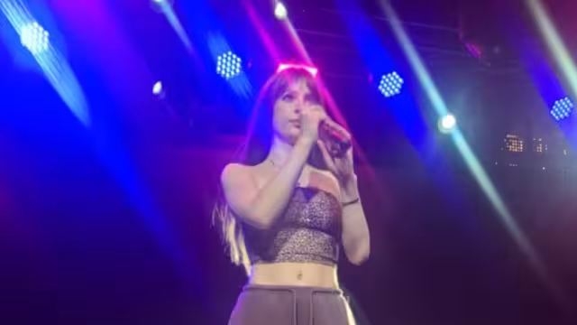 Imelda Tuñón es criticada en redes sociales olvidar el micrófono en su debut como cantante