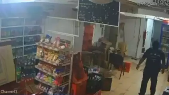 Los mantuvieron cautivos alrededor de una hora a punta de amenazas, golpes y cachetadas Los mantuvieron cautivos alrededor de una hora a punta de amenazas, golpes y cachetadas