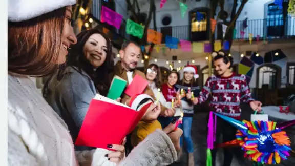 Cantan villancicos, se rompan piñatas o se disfrute del ponche Cantan villancicos, se rompan piñatas o se disfrute del ponche