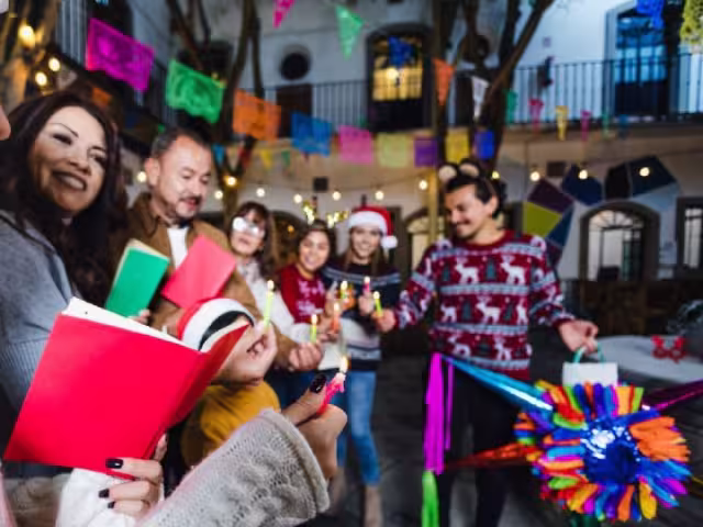 Cantan villancicos, se rompan piñatas o se disfrute del ponche