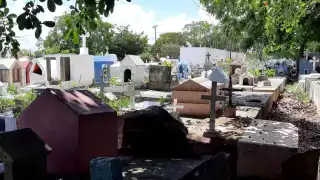Familias preparan tumbas del Panteón Los Olivos de Cancún por el Día de Muertos