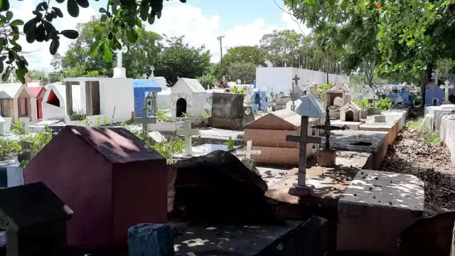 Familiares de los fallecidos y sepultados en el panteón "Los Olivos" ingresaron para la limpieza de tumbas