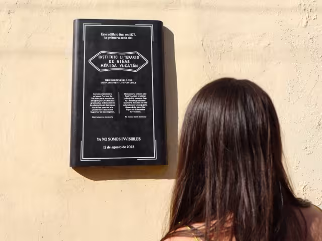 Las placas buscan dar reconocimiento a la lucha y a los ideales feministas