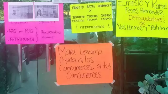 Los denunciantes hicieron una manifestación en la oficina de las empresas y pedían ayuda de las autoridades para resolver el problem