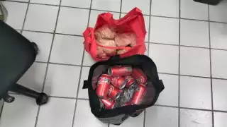 Alan, estudiante en Cancún inicia venta “clandestina" de comida chatarra para pagar su colegiatura