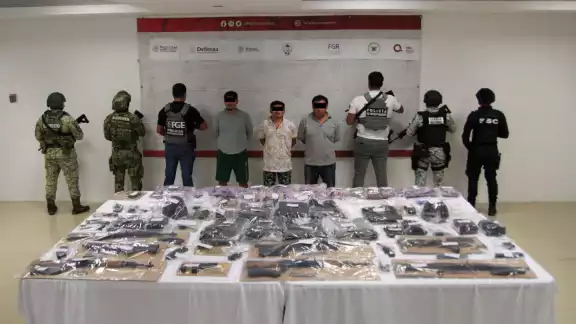 Los detenidos y el arsenal fueron puestos a disposición de las autoridades. Los detenidos y el arsenal fueron puestos a disposición de las autoridades.