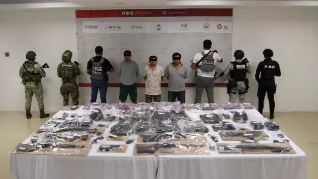 Los detenidos y el arsenal fueron puestos a disposición de las autoridades.
