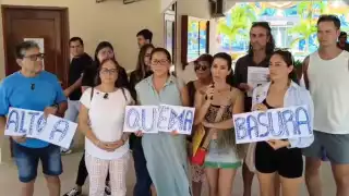Protesta en Palacio Municipal: Colonos denuncian afectaciones por quemas ilegales en Playa del Carmen