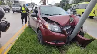 Accidente en el boulevard Colosio: Conductor pierde el control y se impacta contra un poste en Cancún