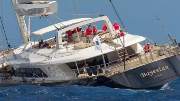 Al menos una persona murió y seis se encuentran desaparecidas tras el naufragio de un velero en las costas de Sicilia en Italia Al menos una persona murió y seis se encuentran desaparecidas tras el naufragio de un velero en las costas de Sicilia en Italia