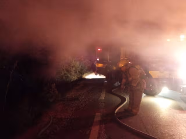 El Cuerpo de Bomberos lograron apagar con éxito el incendio del vehículo