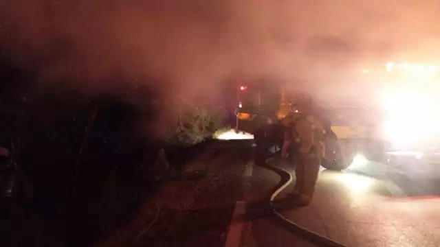 El Cuerpo de Bomberos lograron apagar con éxito el incendio del vehículo