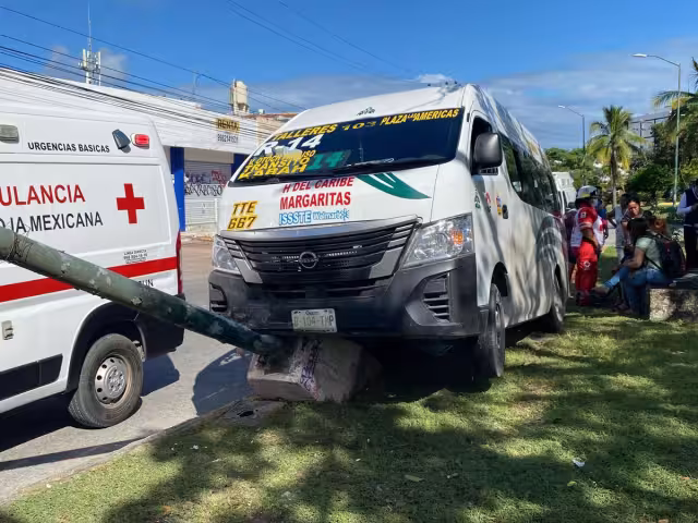 Debido a la rápida reacción del conducto, la unidad de transporte terminó impactándose contra un poste