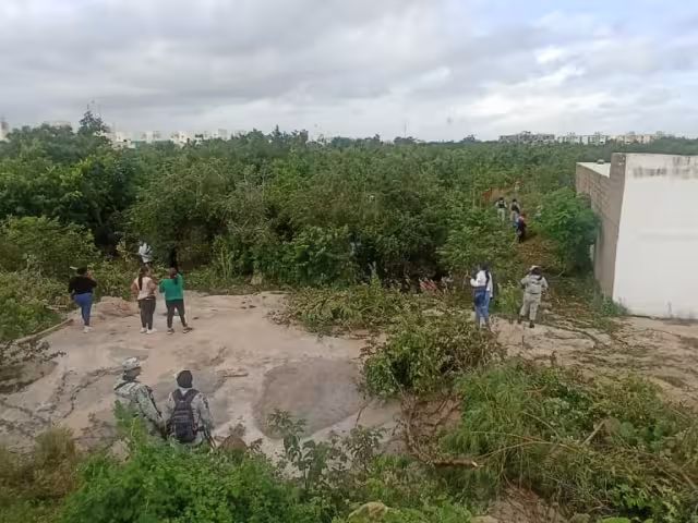 Madre del menor desaparecido apoya asistiendo en la búsqueda de su hijo