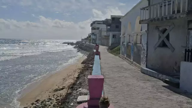 Los extranjeros residentes en la zona han optado por instalar sus propias lámparas para iluminar y garantizar su seguridad