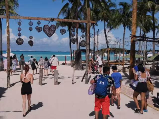 Los viajeros que llegaron en barcos de ruta dieron vida al malecón y a los restaurantes de playa, pero no al resto de la ínsula
