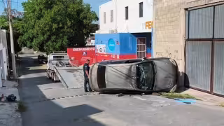 Campeche: Aparatosa volcadura en Samulá deja daños totales