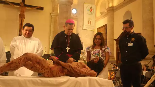 De acuerdo con la información proporcionada, la pieza está basada en los estudios científicos de la Sábana Santa de Turín (sudario de Jesucristo)