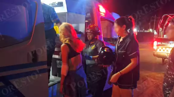 La pareja tuvo que ser trasladada a un hospital debido a las lesiones