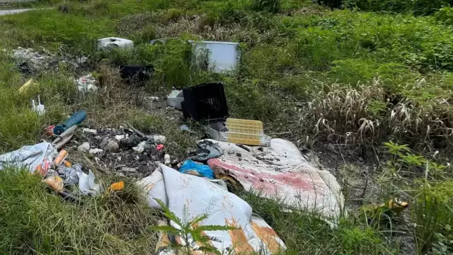 Vecinos de Las Brisas, Champotón, denuncian acumulación de basura y desechos electrónicos en lote baldío